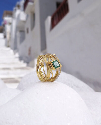 Yellow gold ring with diamonds and emerald. Miscellaneous Diamonds