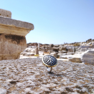 yellow gold ring with vergina sun