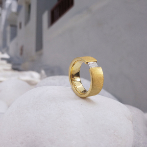 yellow gold with white diamond